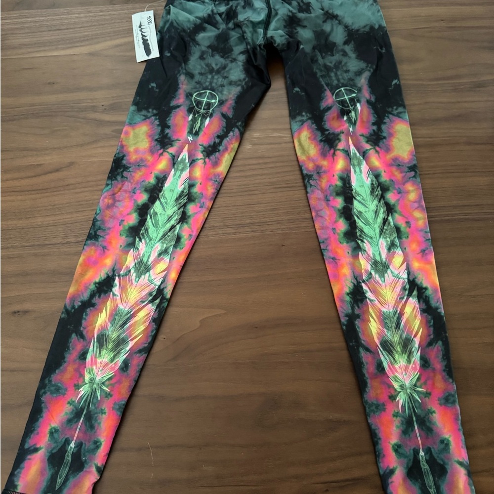 Teeki Eagle Feather Hot pant Leggings- M, NWT